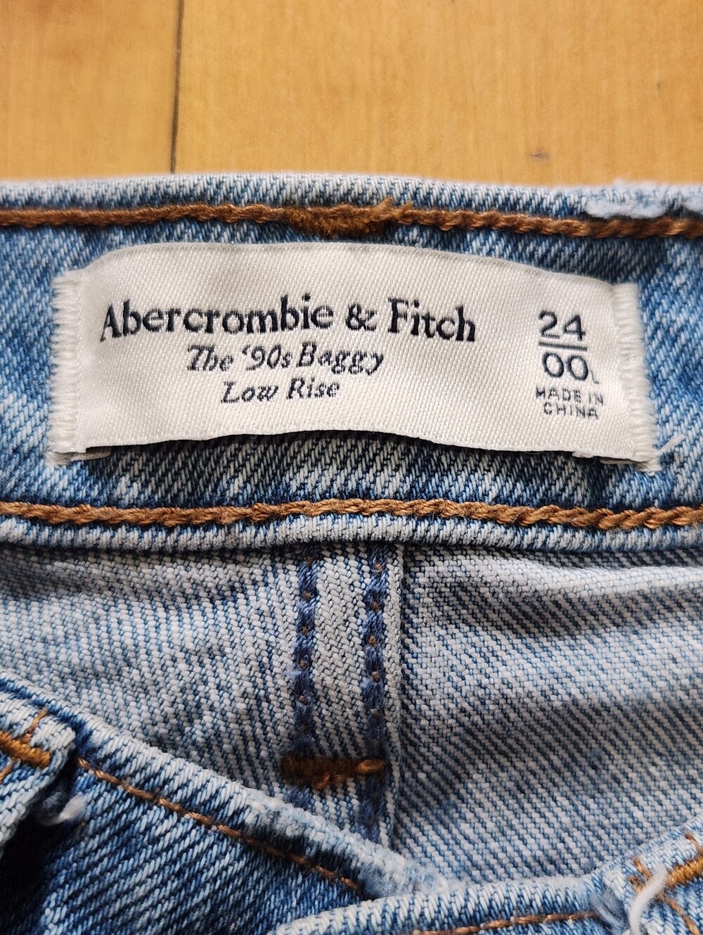 Abercrombie The 90s Baggy Low Rise Jean - 24 Long - Picture 2 of 12